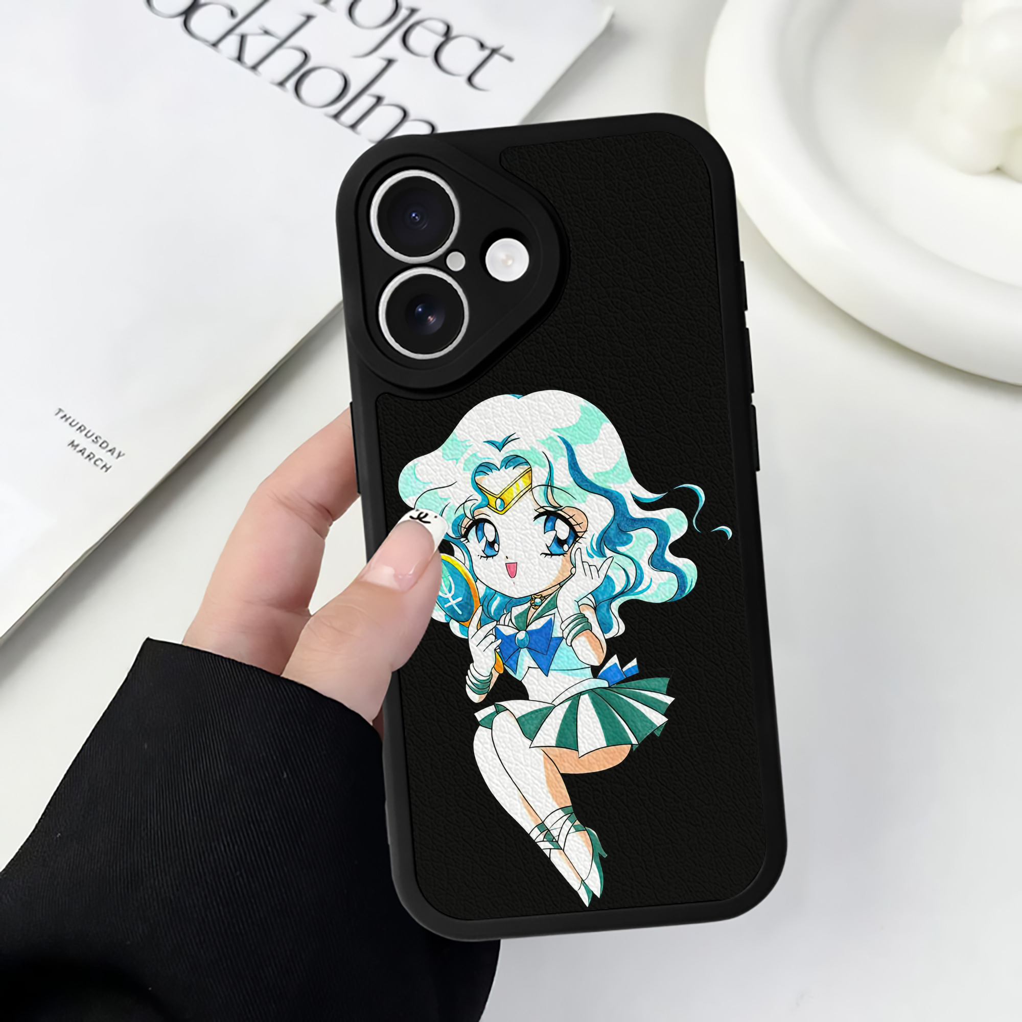 （画像用） 美少女戦士セーラームーン 海王 みちる（かいおう みちる） Sailor Moon Kaiou Michiru 【iPhone 16シリーズ対応】シリコンスマホケース（レザー調） 材質：シリコン